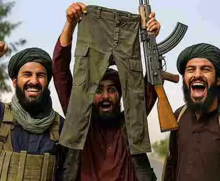 Taliban का पाकिस्तान पर तंज: अफगान लड़ाकों ने बीच सड़क दिखाई पाकिस्तानी सैनिकों की पैंट और हथियार, सोशल मीडिया पर मचा बवाल