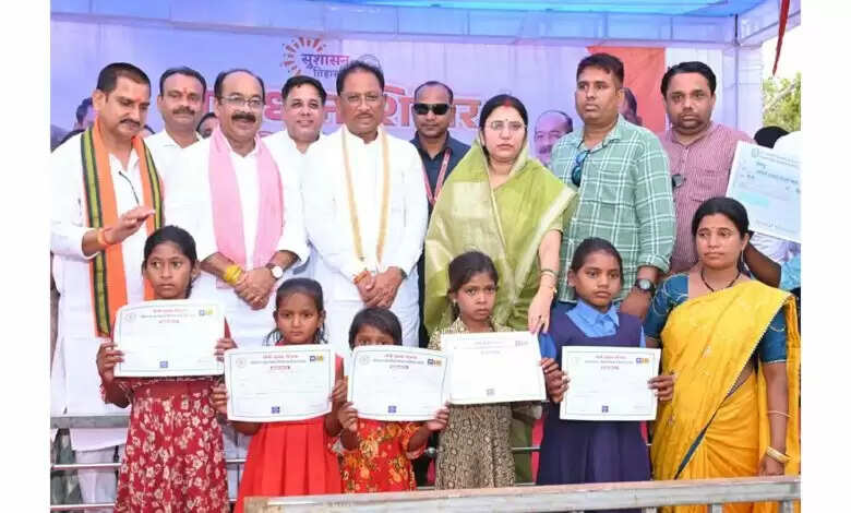 मुंगेली जिले के दुर्गम पहाड़ी क्षेत्र में बसे ग्राम बिजराकछार में पहुँचे सीएम साय, सुशासन तिहार के समाधान शिविर में उमड़ा जनसैलाब