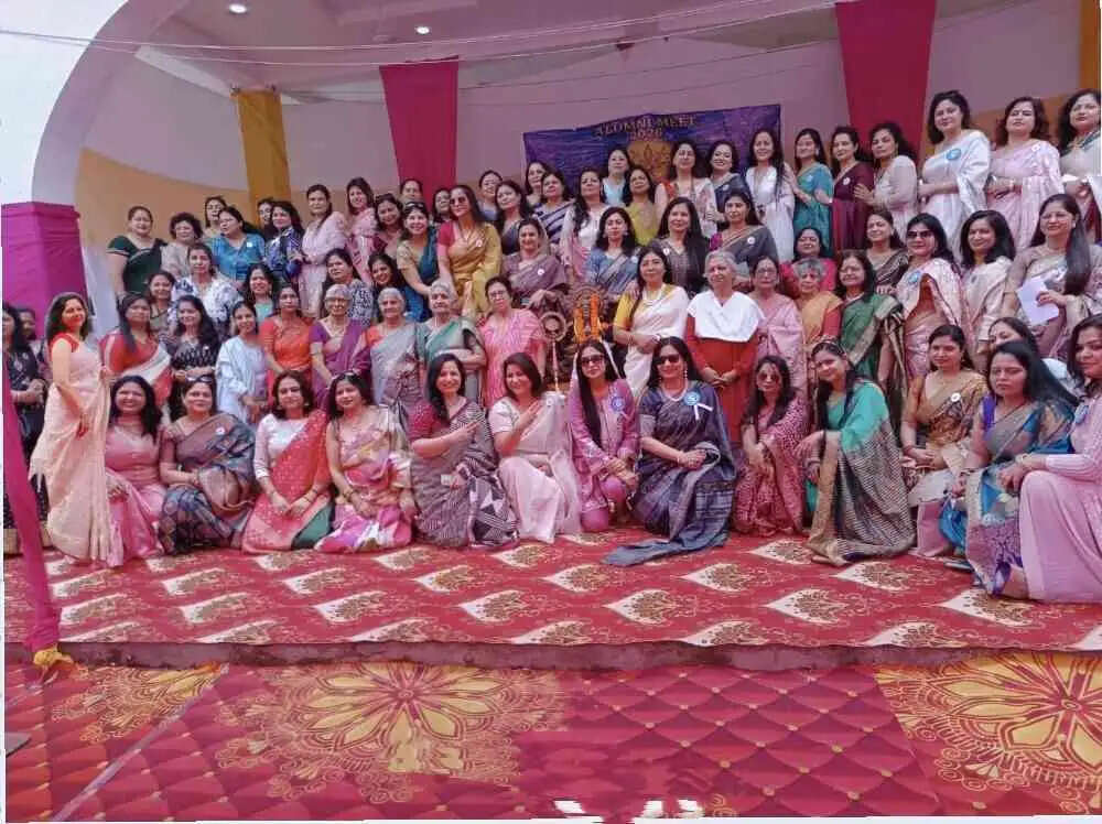 Vedic Putri Pathshala Muzaffarnagar Alumni Meet: 30 साल बाद एक मंच पर जुटीं पूर्व छात्राएँ, यादों, सम्मान और संस्कारों का भावुक संगम