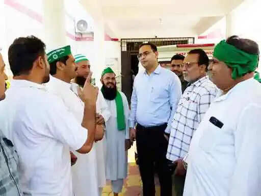 Muzaffarnagar News: महंगी किताबों पर फूटा अभिभावकों का गुस्सा, निजी स्कूलों के खिलाफ जोरदार प्रदर्शन और कार्रवाई की मांग