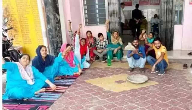 धनतेरस पर सफाई कर्मियों का गुस्सा: वेतन न मिलने पर Muzaffarnagar  सीएमओ दफ्तर घेरकर झाड़ू-तसला लेकर दिया सरकार को जवाब