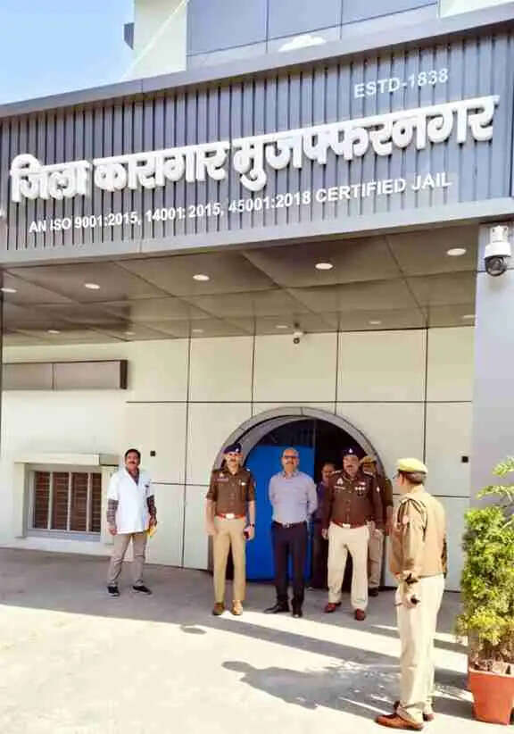 Muzaffarnagar Jail Inspection: डीएम उमेश मिश्रा और एसपी सिटी सत्यनारायण प्रजापत का जिला कारागार में औचक निरीक्षण, सुरक्षा व सुविधाओं की गहन समीक्षा