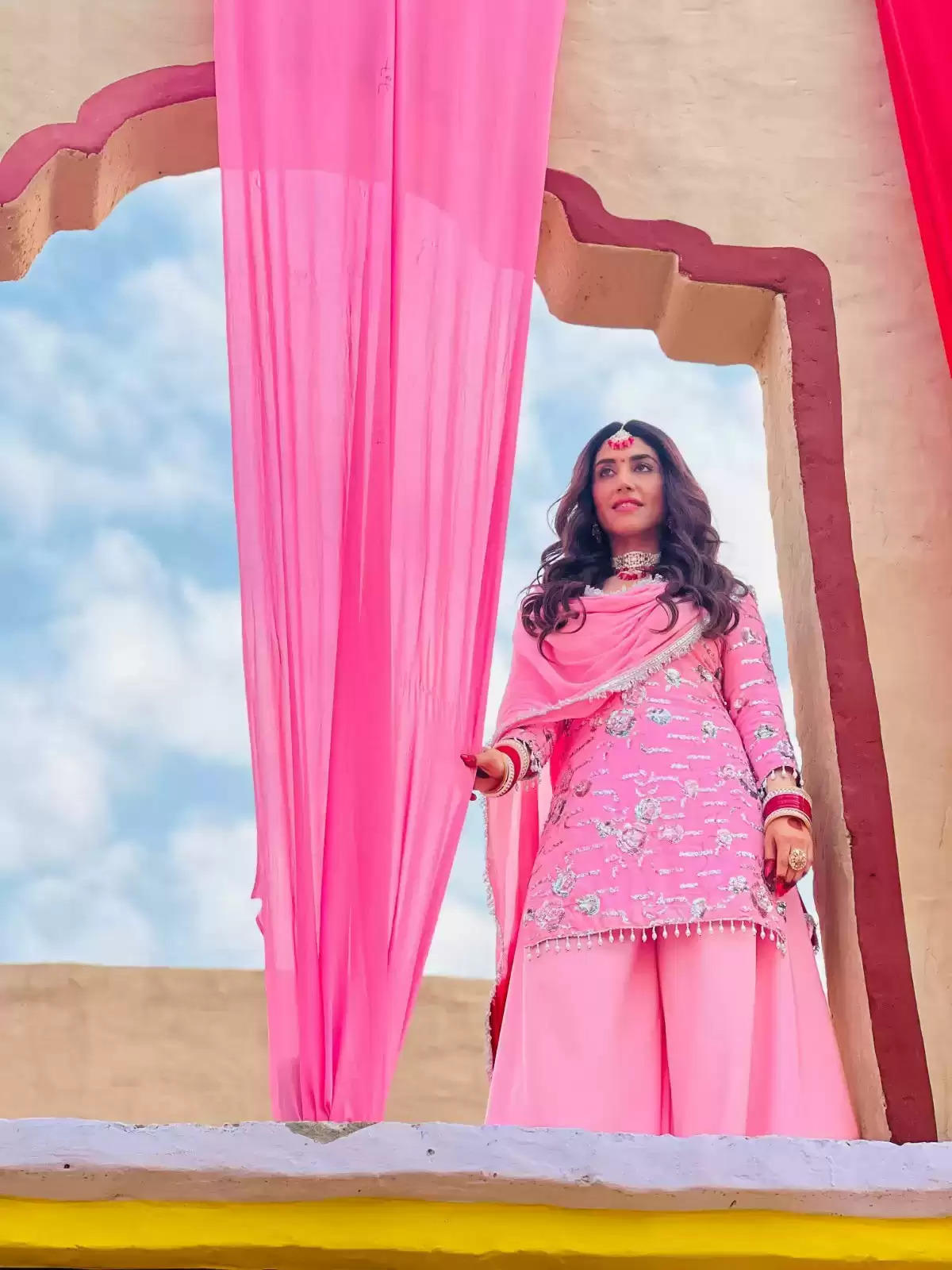 Delbar Arya Shoots For A Wedding Song In A Perfect Punjabi Kudi Look For Her Movie "Damdaa" Alongside Satvinder Singh- Check BTS pictures now