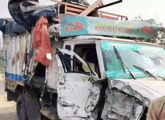 Muzaffarnagar में सड़क हादसा: अर्टिका कार और डंपर के बीच भिड़ंत में चालक और 3 वर्षीय बालक की मौत, गंभीर रूप से घायल 10 लोग
