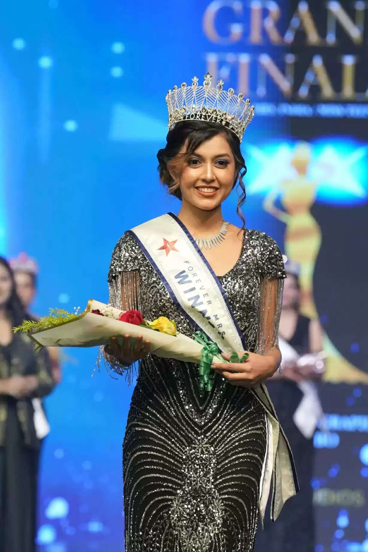 गुजरात की भावी सोरठिया बनीं फॉरएवर मिसेज इंडिया G1 विजेता, हिमाचल की डॉ. डिंपल चौहान ने जीता G2 खिताब