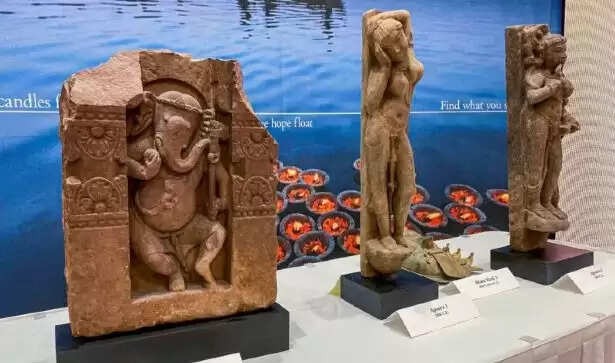 अमेरिका ने करीब 15 साल बाद 307 प्राचीन वस्तुएं भारत को वापस लौटाई है। इन वस्तुओं को चुराकर या तस्करी के जरिये भारत से बाहर लाया गया था।