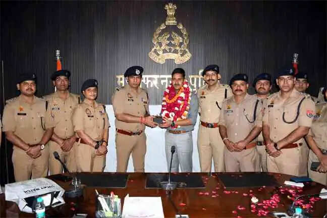 Muzaffarnagar में एसपी सिटी सत्यनारायण प्रजापत को भावुक विदाई, कौशाम्बी ट्रांसफर के साथ नई जिम्मेदारी&mdash;सम्मान समारोह में गूंजा उनके कार्यकाल का प्रभाव