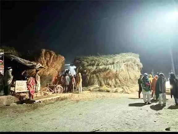 सड़क बनी मौत का जाल: Muzaffarnagar बिरालसी में पलटीं पराली से भरी दो ट्रैक्टर-ट्रॉलियां, चरथावल&ndash;थानभवन मार्ग घंटों जाम