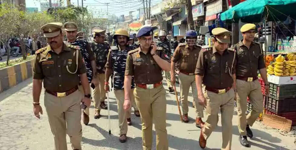 होली और रमजान से पहले Muzaffarnagar में पुलिस का शक्ति प्रदर्शन, संवेदनशील इलाकों में पैदल मार्च