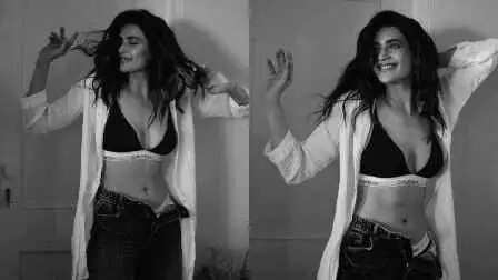 Karishma Tanna प्रेग्नेंसी अनाउंसमेंट: 42 की उम्र में मां बनने जा रहीं एक्ट्रेस, अगस्त 2026 में आएगा &lsquo;लिटिल मिरैकल&rsquo;