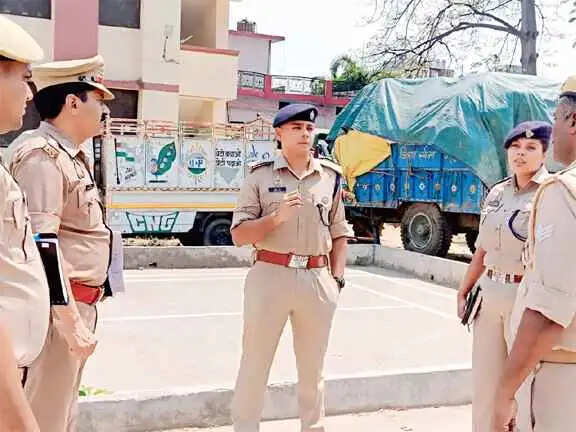 Muzaffarnagar: एसपी सिटी अमृत जैन का आकस्मिक निरीक्षण, मिशन शक्ति, साइबर हेल्प डेस्क और कानून-व्यवस्था पर दिए अहम निर्देश