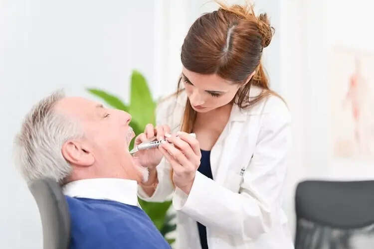 मुंह के बिगड़े स्वाद को ठीक किया जा सकता है. नींबू में मौजूद विटामिन सी मुंह के पीएच लेवल में सुधार करता है