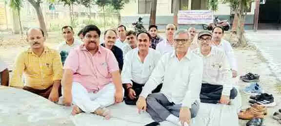 उ.प्र. माध्यमिक शिक्षक संघ ने डीआईओएस कार्यालय Muzaffarnagar पर दिया धरना, शिक्षकों की समस्याओं के समाधान की मांग