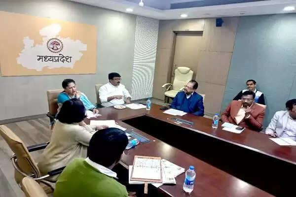 खेल मंत्री श्रीमती सिंधिया ने कहा कि मध्यप्रदेश की मेजबानी में 30 जनवरी से 11 फरवरी तक हो रहे खेलो इंडिया यूथ गेम्स के आयोजन को सफल बनाना हम सभी की जिम्मेदारी है।