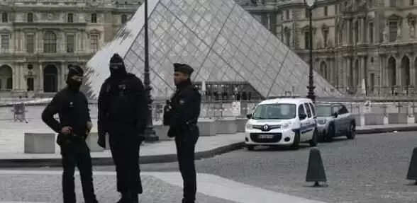 Louvre Museum में हुई बड़ी चोरी: क्या था चोरों का प्लान और कैसे साजिश से हुआ यह घिनौना अपराध?