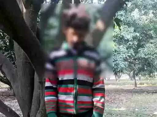 खतौली Muzaffarnagar में आम के बाग में लटका मिला युवक का शव: रहस्यमयी &lsquo;क्म्ट&rsquo; टैटू ने बढ़ाई पहचान की गुत्थी, इलाके में सनसनी