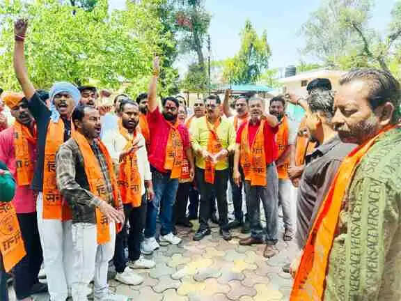 Muzaffarnagar Private School Fees Protest: निजी स्कूलों की मनमानी फीस के खिलाफ शिवसेना का प्रदर्शन, शिक्षा मंत्री के नाम ज्ञापन सौंपा