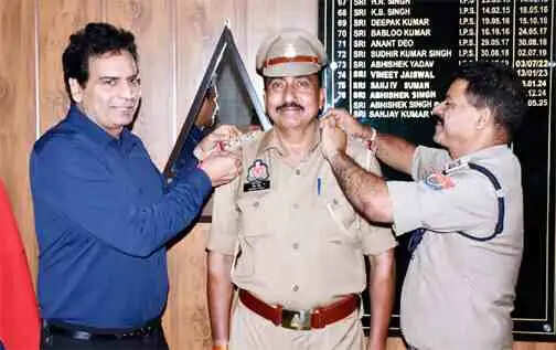 Muzaffarnagar News: उपनिरीक्षक से निरीक्षक बने नरेश कुमार, SSP संजय कुमार वर्मा ने कंधों पर लगाए स्टार