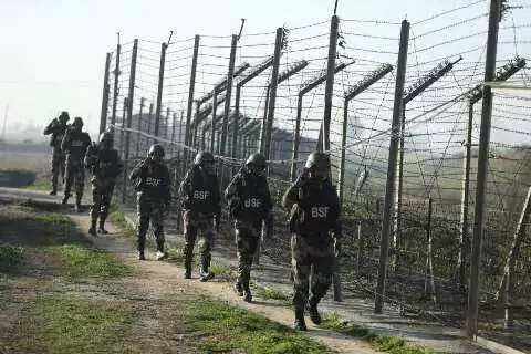 भारत-बांग्लादेश सीमा पर हाई टेंशन: तड़के BSF जवान का अपहरण, गौतस्करों ने घनी धुंध में रची साजिश, कूटनीतिक बातचीत तेज