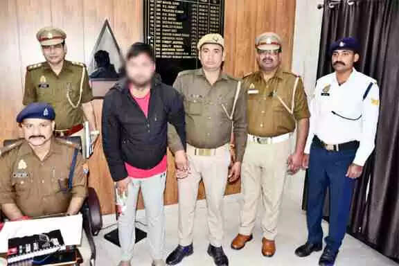 Muzaffarnagar: यातायात पुलिसकर्मी पर हमला करने वाला आरोपी प्रवीन गिरफ्तार, पुलिस की ताबड़तोड़ कार्रवाई ने खोला कानून का तेवर 🟧🟥