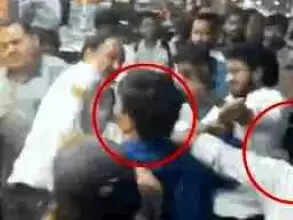 Muzaffarnagar में हंगामा! रॉन्ग साइड से कार लाने पर ट्रैफिक पुलिसकर्मी से मारपीट — बच्ची को कार से निकालने के लिए तोड़नी पड़ी खिड़की🔥