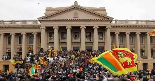 श्रीलंका सरकार ने अपने दो फ्रंट-लाइन मंत्रियों को निलंबित कर दिया है