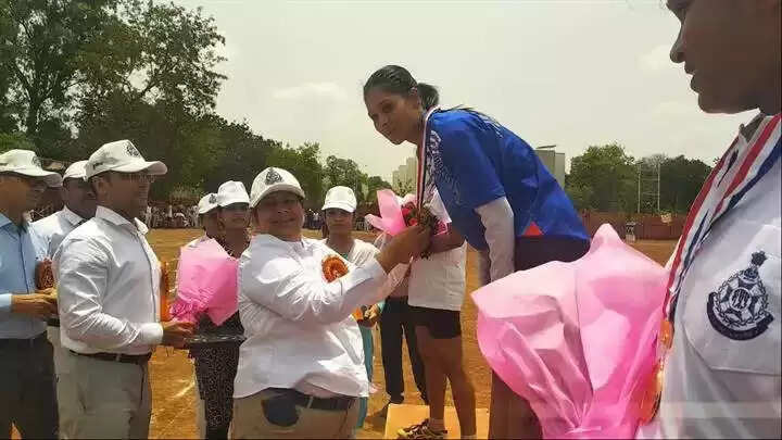 खेलकूद प्रतियोगिता का शुभारंभ पुलिस उपमहानिरीक्षक जोन भोपाल डॉक्टर मोनिका शुक्ला की उपस्थिति में हुआ।