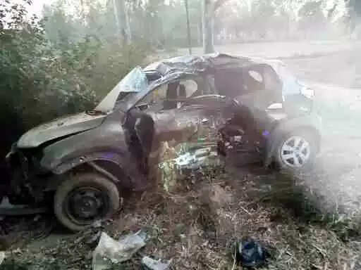 Muzaffarnagar में दर्दनाक सड़क हादसा: स्विफ्ट डिज़ायर पेड़ से टकराई, हरिद्वार के दो युवक मौत के मुंह में&mdash;तेज़ रफ्तार, अंधेरा और गड्ढों ने छीनी जिंदगी