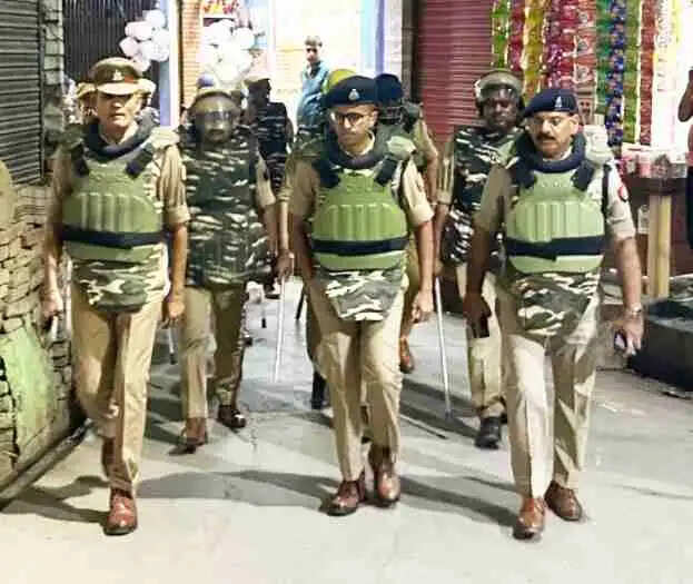 Budhana Flag March: कानून-व्यवस्था सख्त करने उतरी पुलिस, एसपी ग्रामीण अक्षय महादिक के नेतृत्व में बाजारों और संवेदनशील इलाकों में फ्लैग मार्च