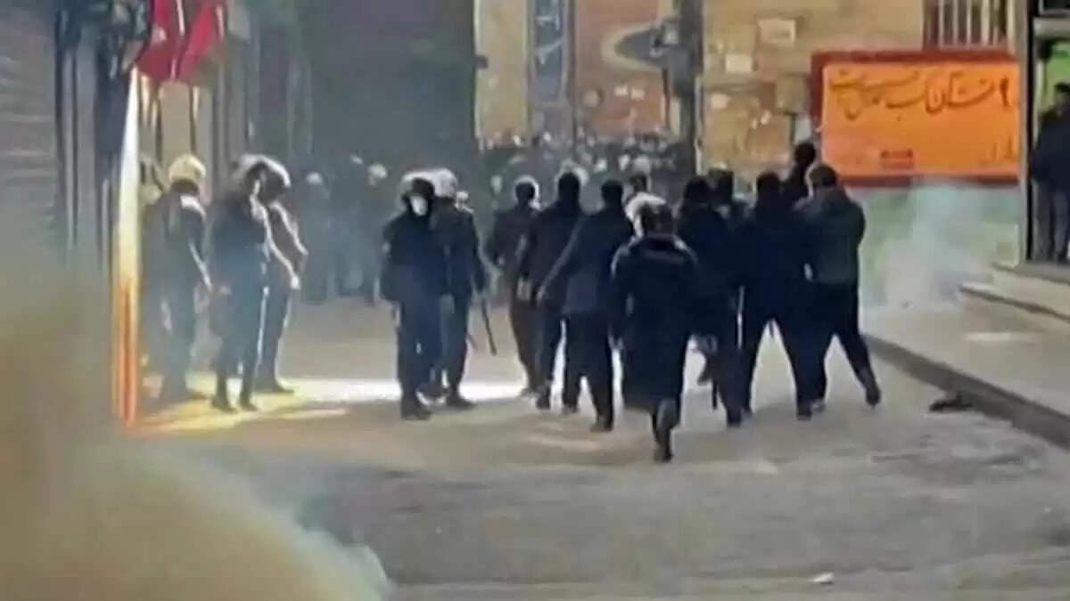 Iran Protest Inflation Crisis: महंगाई से उबलता ईरान, 100 से ज्यादा शहरों में सड़कों पर जनता, &lsquo;शाह पहलवी लौटेंगे&rsquo; के नारे, 45 मौतें