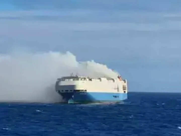 जहाज़ में लगी भयानक आग, 4000 गाड़ियां अटलांटिक महासागर में बहीं