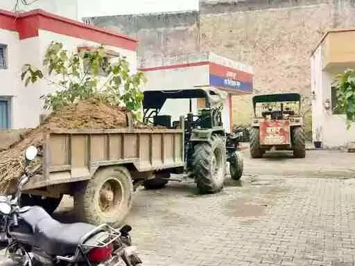 चरथावल में अवैध खनन पर बड़ी कार्रवाई: Muzaffarnagar पुलिस ने जेसीबी समेत दो ट्रैक्टर-ट्रॉलियां जब्त कीं, मचा हड़कंप