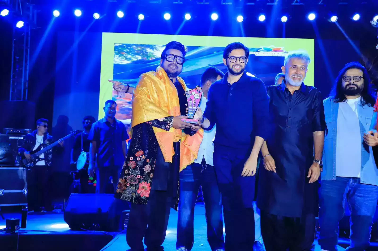 गायक शाहिद माल्या ने मंच पर आदित्य ठाकरे, प्रीतम और अन्य सम्मानित गणमान्य व्यक्तियों के साथ गौरव का क्षण साझा किया, नेटिज़न्स ने इस ख़ुशी के पल को किया पसंद