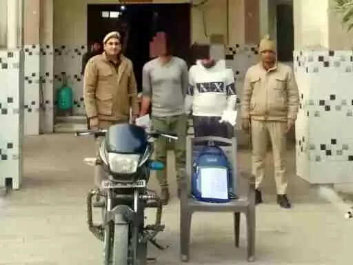 Muzaffarnagar पुलिस की वर्दी में &lsquo;लुटेरे दारोगा&rsquo;! शाहपुर में ठगी का सनसनीखेज खुलासा, कार बेचकर फिर चोरी बताकर वसूली, दो शातिर गिरफ्तार