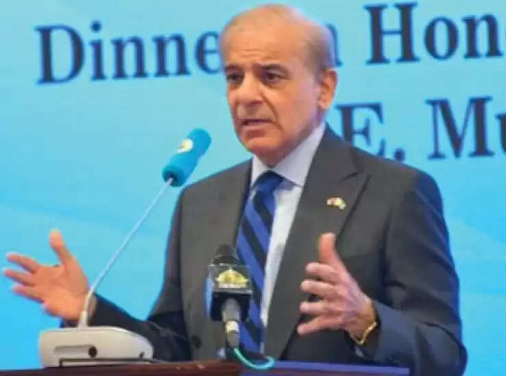 पाकिस्तान भारत के साथ शांतिपूर्ण और सहयोगपूर्ण संबंध चाहता है। दोनों देशों के बीच कई मुद्दे, जिनमें कश्मीर भी शामिल है