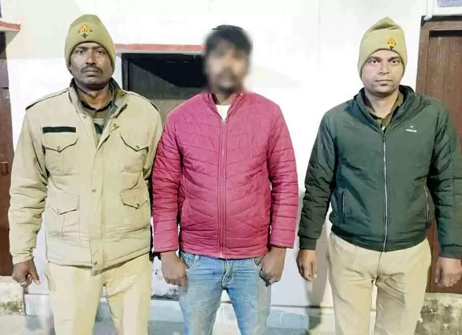 चरथावल में &lsquo;बारूद का काला कारोबार&rsquo; बेनकाब: Muzaffarnagar  पुलिस ने पकड़ा अवैध पटाखा फैक्ट्री, भारी मात्रा में विस्फोटक सामग्री जब्त