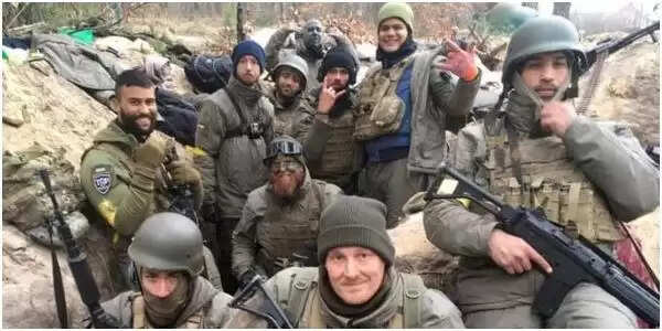 यूक्रेन में रूसी सैनिकों से लड़ रहे हैं 20000 विदेशी वालंटियर्स