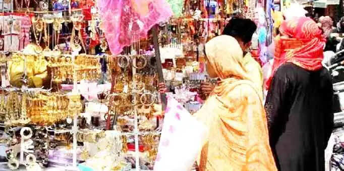 ईद से पहले Muzaffarnagar बाजारों में उमड़ा सैलाब! खरीदारी की धूम, दुकानदारों के खिले चेहरे