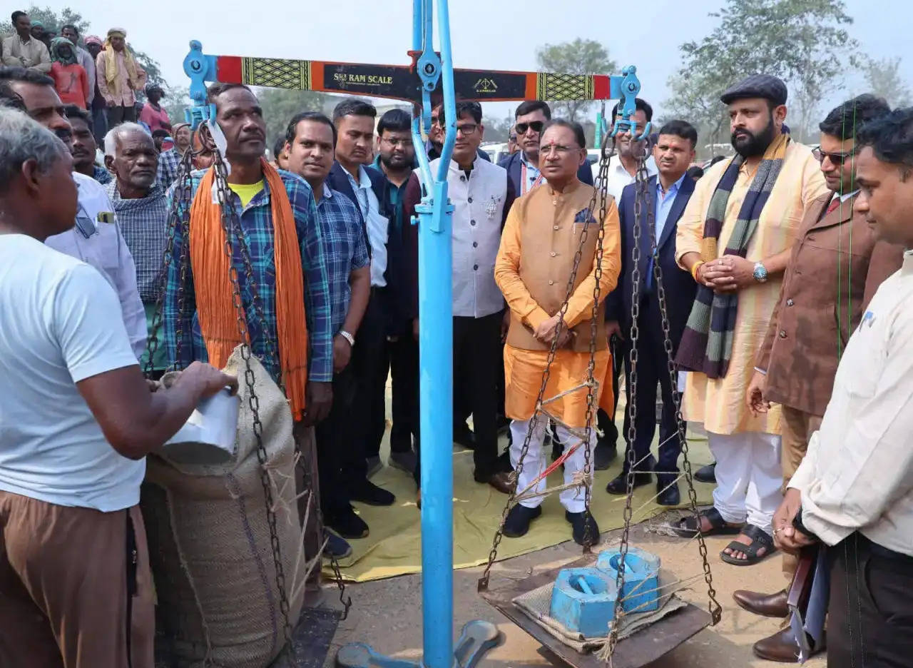 रायपुर : मुख्यमंत्री श्री विष्णुदेव साय ने पुसौर धान खरीदी केंद्र का किया औचक निरीक्षण