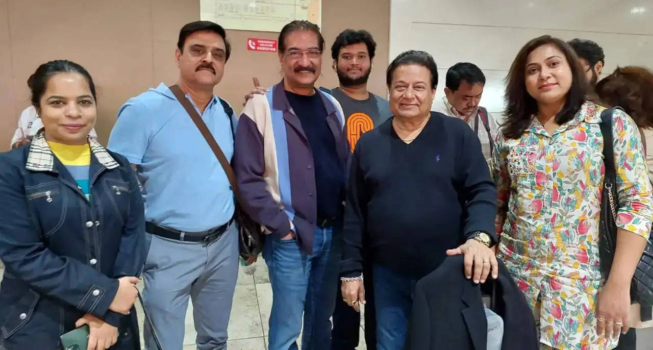 मास्क टीवी की फिल्म "हिंदुत्व" की टीम अनूप जलोटा के साथ मुम्बई से अयोध्या के लिए रवाना हुई ।