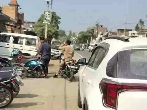 चरथावल Muzaffarnagar  में जाम की समस्या से निजात, सड़क किनारे खड़े वाहनों के चालान काटे गए