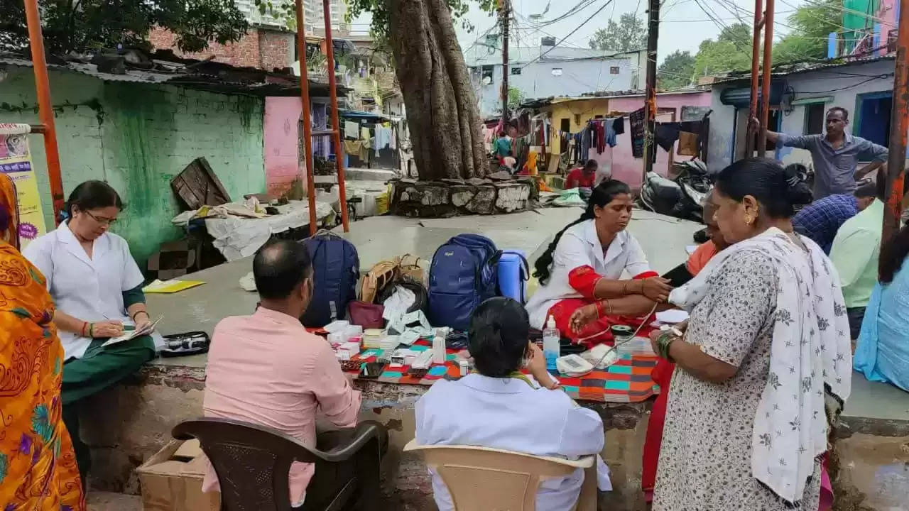 भोपाल की 14 तंग बस्तियों में आयोजित साप्ताहिक स्वास्थ्य शिविरों में ढाई हजार से अधिक हितग्राही हुए लाभान्वित