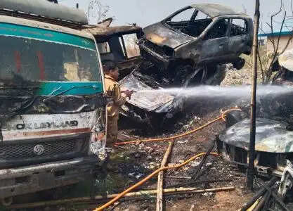 Muzaffarnagar: रुड़की रोड पुलिस चौकी परिसर में खड़े सीज वाहनों में भीषण आग, कई वाहन जलकर क्षतिग्रस्त