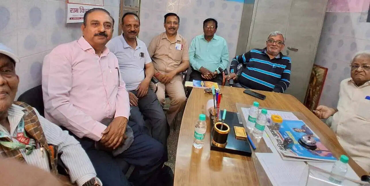 Muzaffarnagar: श्री वैश्य कुटुम्ब सेवा समिति ने तीन जरूरतमंद बच्चों को लिया गोद, पूरे वर्ष की फीस, यूनिफॉर्म और स्टेशनरी की जिम्मेदारी उठाई