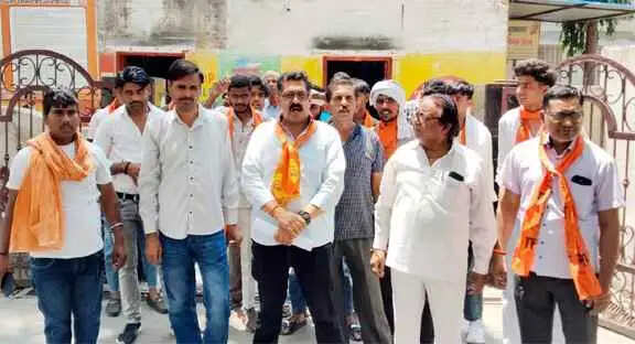 &lsquo;राजा शिवाजी&rsquo; फिल्म को टैक्स फ्री करने की मांग तेज: Muzaffarnagar में शिवसेना का प्रदर्शन, CM के नाम सौंपा ज्ञापन