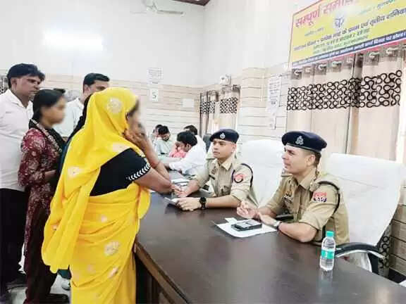 Muzaffarnagar Sampoorna Samadhan Diwas: तहसील सदर में एसपी सिटी अमृत जैन ने सुनीं जनसमस्याएं, महिला अपराध और साइबर ठगी मामलों पर दिए विशेष निर्देश