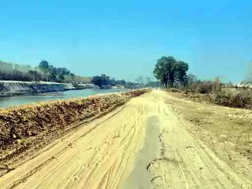 मोरना में मौत को न्योता देती सड़क: Muzaffarnagar जौली&ndash;जटवाड़ा गंगनहर पटरी मार्ग पर धूल और फिसलन से हादसों का खतरा बढ़ा