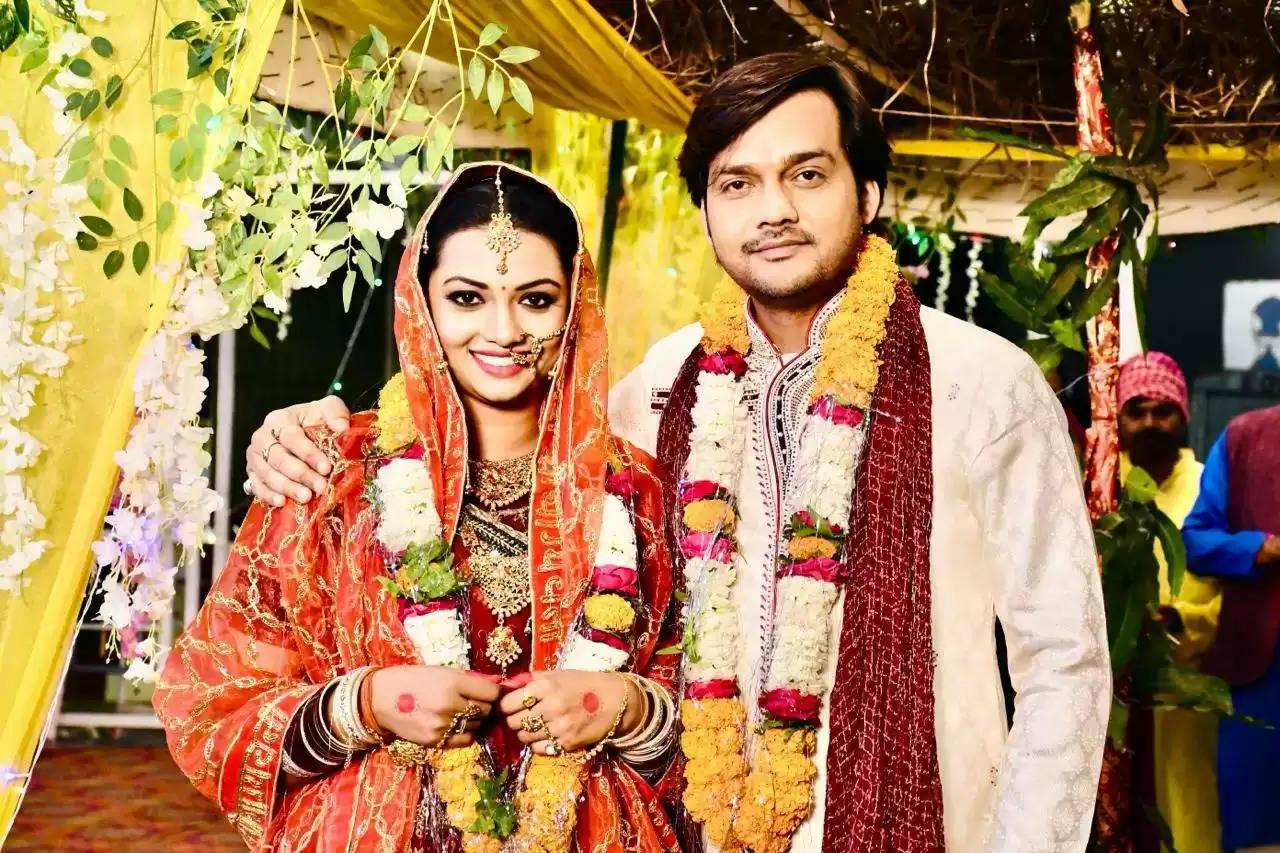 शादी के जोड़े में विमल पांडेय के साथ नजर आईं रक्षा गुप्ता, फोटो हुआ वायरल