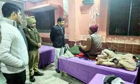 कड़ाके की ठंड में प्रशासन बना सहारा: Muzaffarnagar में एडीएम वित्त ने किया रैन बसेरों का औचक निरीक्षण, जरूरतमंदों को कंबल वितरित
