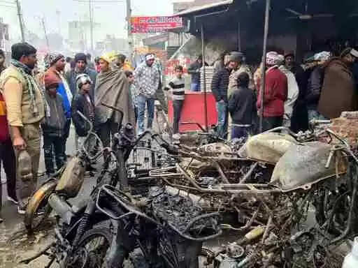 पुरकाजी में तड़के लगी भीषण आग से मची अफरा-तफरी: Muzaffarnagar बाइक रिपेयरिंग शॉप में धधकी लपटें, 7 बाइकें और लाखों का सामान राख
